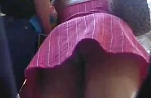 او دوست خود را بر روی میز sex کوتاه بیلیارد قرار, گسترش پاهای او را کشیده و دست او را به بیدمشک او