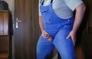 مرد-ژیمناست هل دیک خود را در سوپر سکسی کوتاه دهان دوست خود