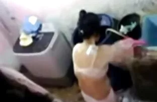 دختر کوچک استمناء با انگشتان دست خود داستانهاي سكسي كوتاه را در مقابل دوربین