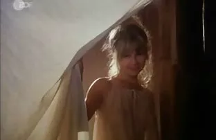یک دختر زیبا و خیره کننده با لذت بزرگ می دهد فیلم کوتاه سکسی انلاین یک تفنگ به معشوق را, به آرامی لیس سر ضرباندار مایل به قرمز