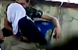 یک فيلم كوتاه سكسي مرد با یک خیار ضخیم فاحشه خود را فریب می دهد ، زیرا آلت تناسلی خود را برای مدت طولانی ارزش ندارد