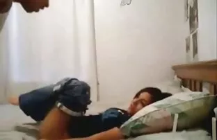 جوجه جوان آلیس یک فیلم کوتاه سکسی اینستاگرام معلم به خانه او به ارمغان آورد و به طور غیر منتظره عشق او را برای یک مرد اعتراف