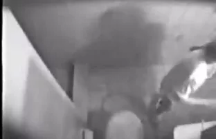 کاملا زیبا دختر ملاقات با مرد مورد علاقه خود را از کار در یک صحنه و لباس, وابسته به عشق شهوانی, یک خرگوش پلیبوی و برای شروع جویدن یک هویج با الاستیک لب داستان کوتاه عاشقانه سکسی عاشقانه به او می دهد الاستیک گربه