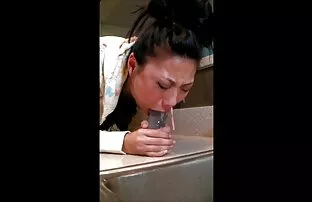 سگ ماده با الاغ زرق و برق دار سواری در بالای کون کوتاه سکسی