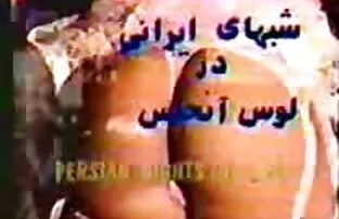 یک مرد جوان سیاه پوست ، به نظر می رسد همجنسگرا پنهان در یک فیلم سکسی رایگان کوتاه مرد سفید پوست ، برای اولین بار دانش آموز را مجبور می کند ، که با شادی لرزان است ، به او ضربه داغ می دهد ، پس از آن ، بدون هیچ رحمی ، او را در الاغ مشت می زند